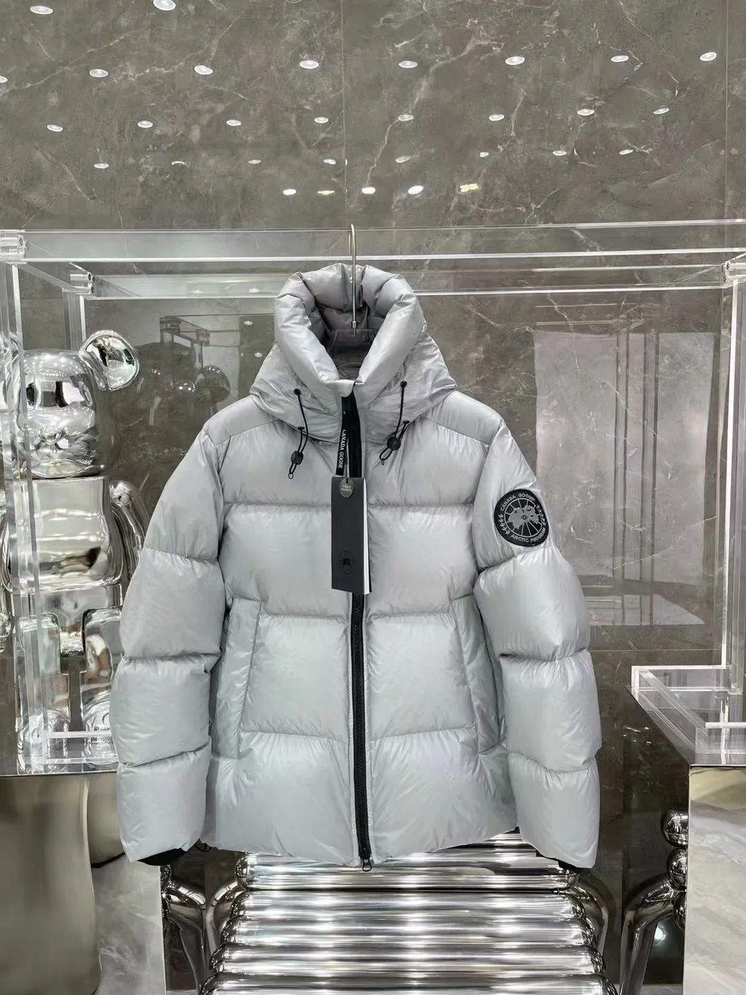 P860 Canada Goose/Canada Goose 2022 limited new Crofton puff down jacket top version (exclusive to the entire network)‼ ️ ‼ ️Top version, ceiling level‼ ️ Crofton soft bread, the latest style in 2022, with cold protection effect up to level 4, made of recycled Feather-Light tear-resistant fabric, ultra-light, and no weight on the upper body at all! The unique black label highlights your temperament‼ ️ Canada Goose, a Canadian brand, has always been recognized as the warmest down jacket. Various Instagram celebrities, Internet celebrities, and celebrities often wear it for street photos. I do Canada Goose every year, but I still can’t get rid of my love for the geese. No matter how cold the weather is, there is no need to be afraid, because there are geese! Filled with 90% white duck down, Canada Goose is the legendary warmest down jacket and is known as a must-have for Arctic outdoor sports! The most popular down jacket in the world, celebrities are rushing to buy it, it is a must-have!   Same style for men and women Size: S~XXL Ready in stock